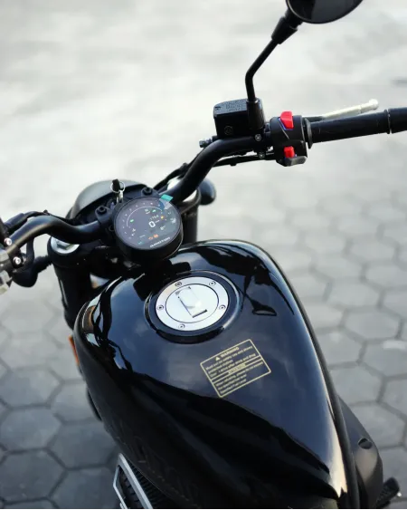 QJ Motor SRV 12 2026 Nova – Custom 125cc – Motocar Vila das Aves | Santo Tirso Porto