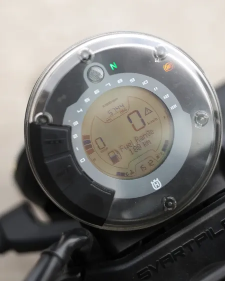 Husqvarna Svartpilen 2023 – 5.744 km – Naked Scrambler – Motocar Vila das Aves | Santo Tirso Porto