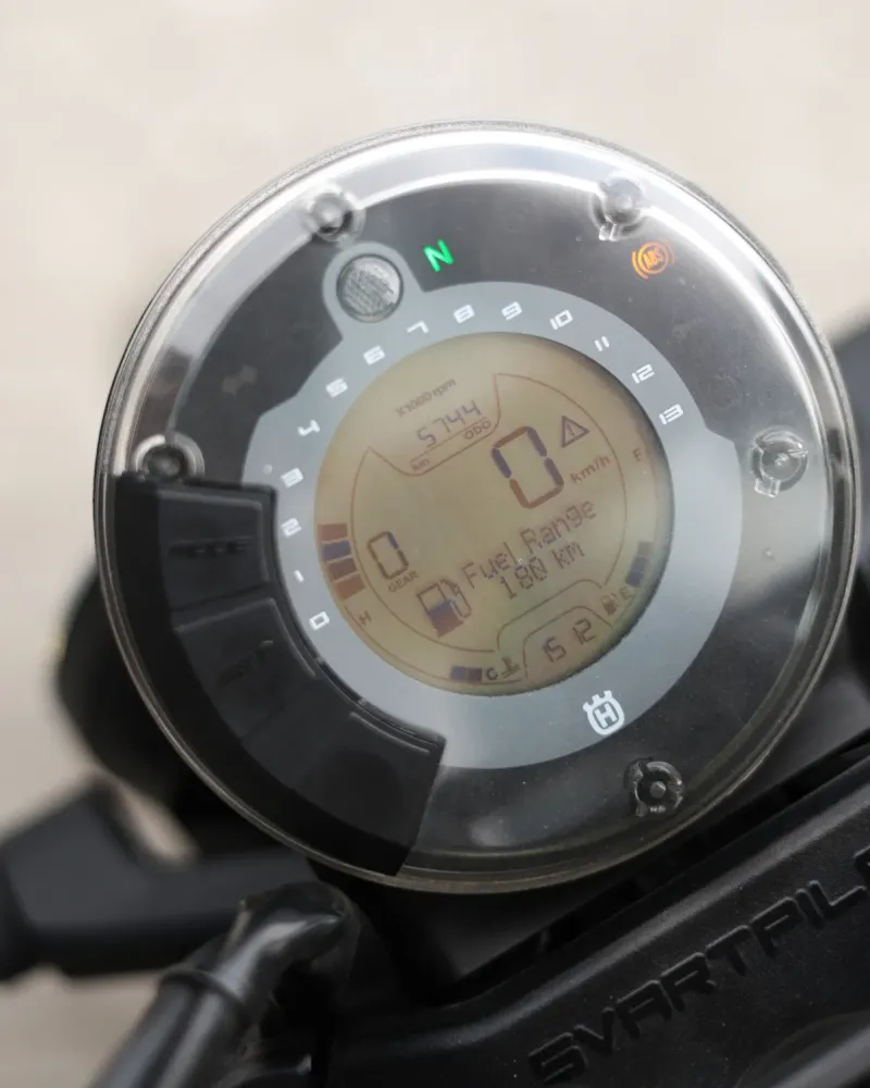 Husqvarna Svartpilen 2023 – 5.744 km – Naked Scrambler – Motocar Vila das Aves | Santo Tirso Porto