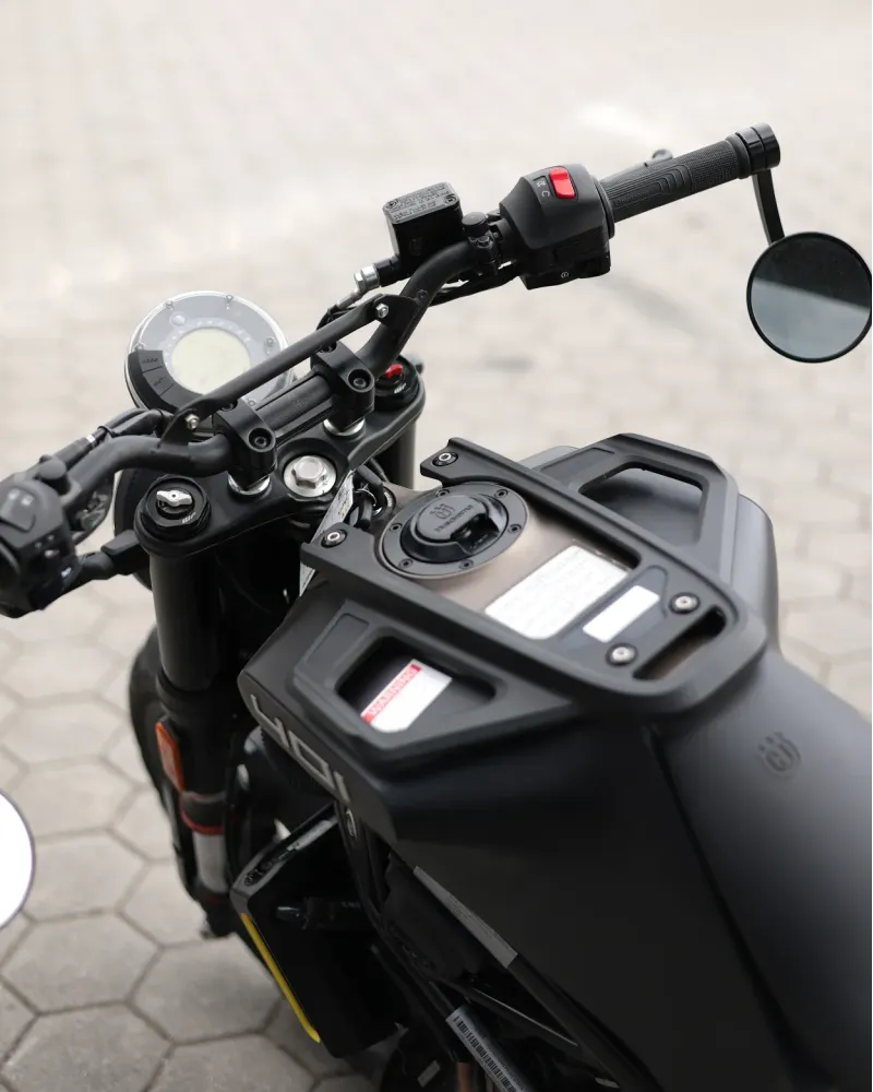 Husqvarna Svartpilen 2023 – 5.744 km – Naked Scrambler – Motocar Vila das Aves | Santo Tirso Porto