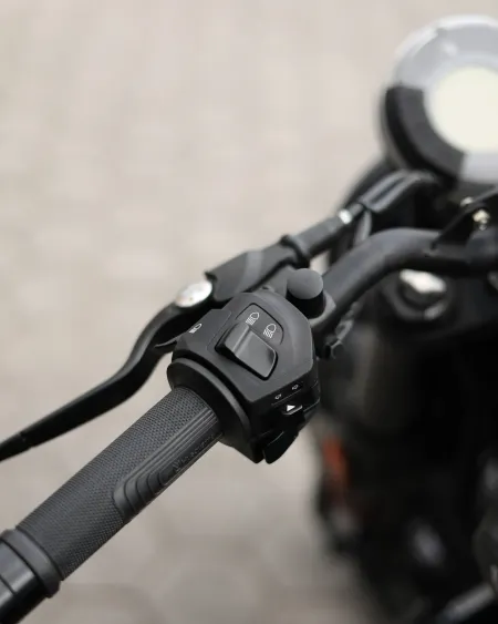 Husqvarna Svartpilen 2023 – 5.744 km – Naked Scrambler – Motocar Vila das Aves | Santo Tirso Porto