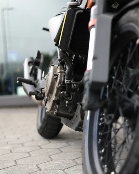 Husqvarna Svartpilen 2023 – 5.744 km – Naked Scrambler – Motocar Vila das Aves | Santo Tirso Porto