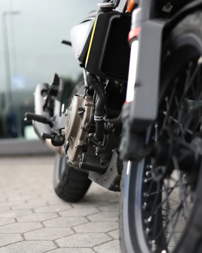 Husqvarna Svartpilen 2023 – 5.744 km – Naked Scrambler – Motocar Vila das Aves | Santo Tirso Porto
