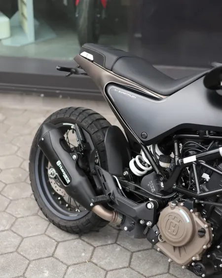 Husqvarna Svartpilen 2023 – 5.744 km – Naked Scrambler – Motocar Vila das Aves | Santo Tirso Porto