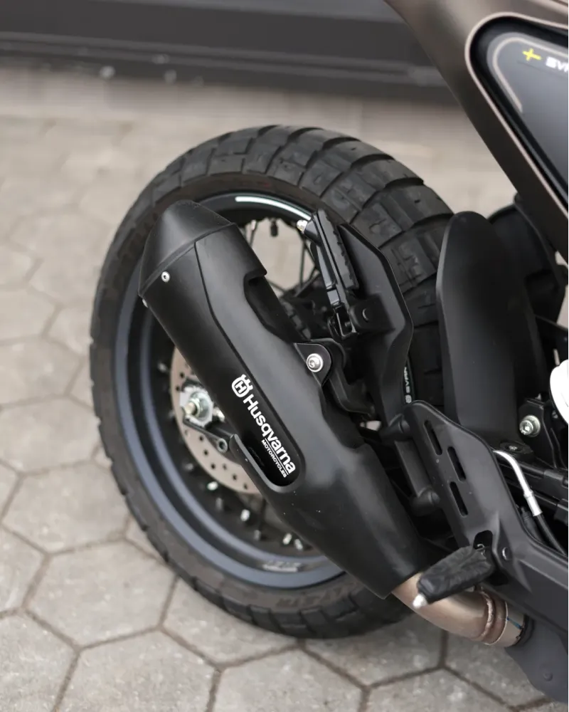 Husqvarna Svartpilen 2023 – 5.744 km – Naked Scrambler – Motocar Vila das Aves | Santo Tirso Porto