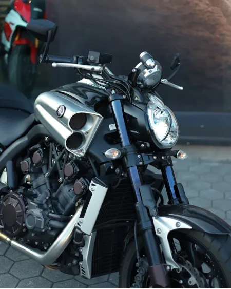 Yamaha VMAX 1700 Carbon Akrapovic Edition 2015 – 46.719 km – Motocar Vila das Aves | Santo Tirso Porto