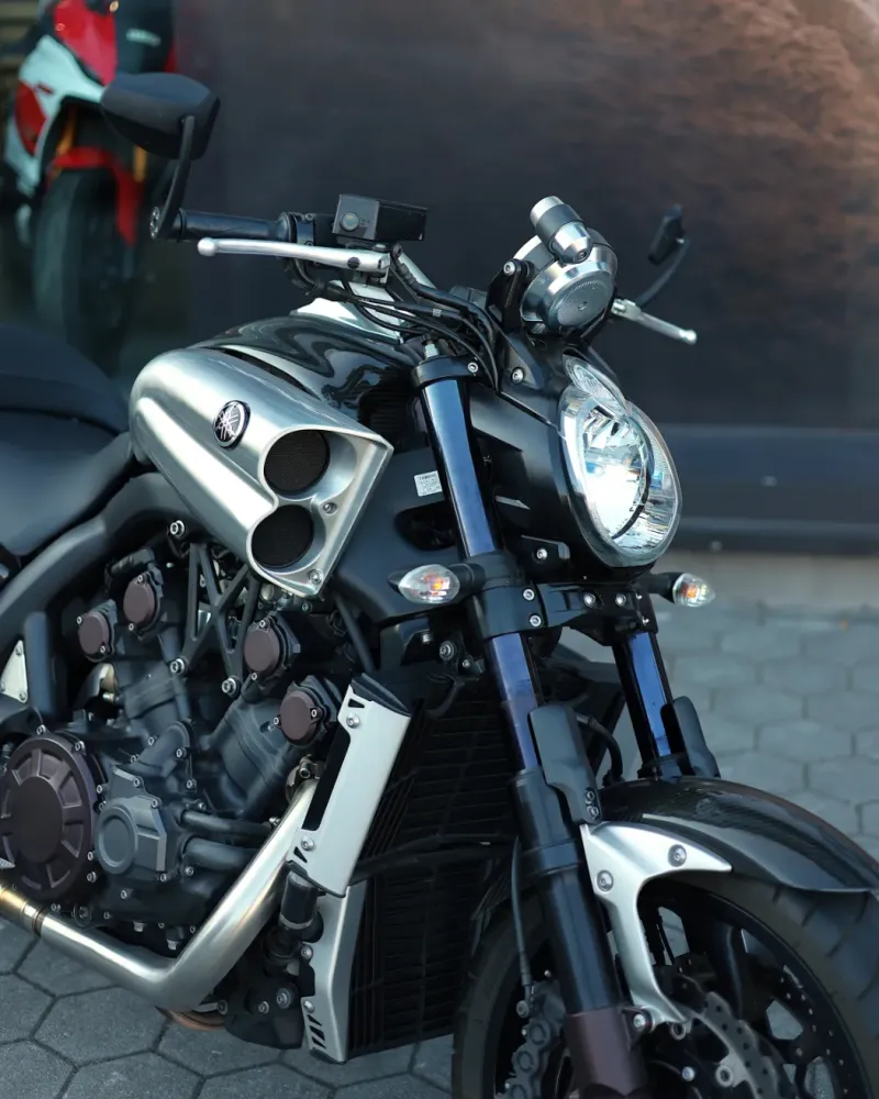 Yamaha VMAX 1700 Carbon Akrapovic Edition 2015 – 46.719 km – Motocar Vila das Aves | Santo Tirso Porto