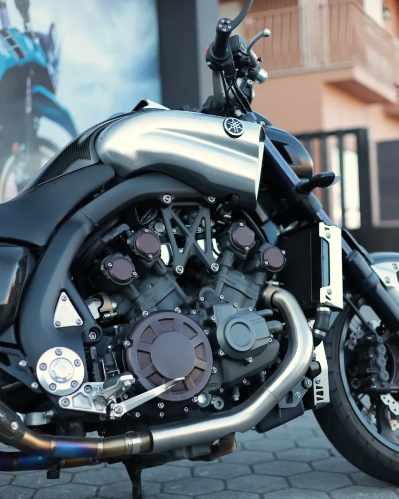 Yamaha VMAX 1700 Carbon Akrapovic Edition 2015 – 46.719 km – Motocar Vila das Aves | Santo Tirso Porto